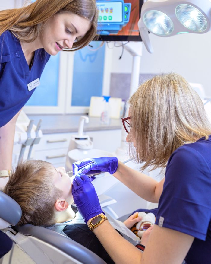 usługi stomatologiczne leczenie dzieci