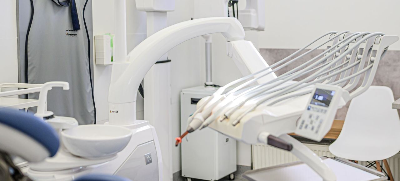 usługi stomatologiczne chirurgia stomatologiczna